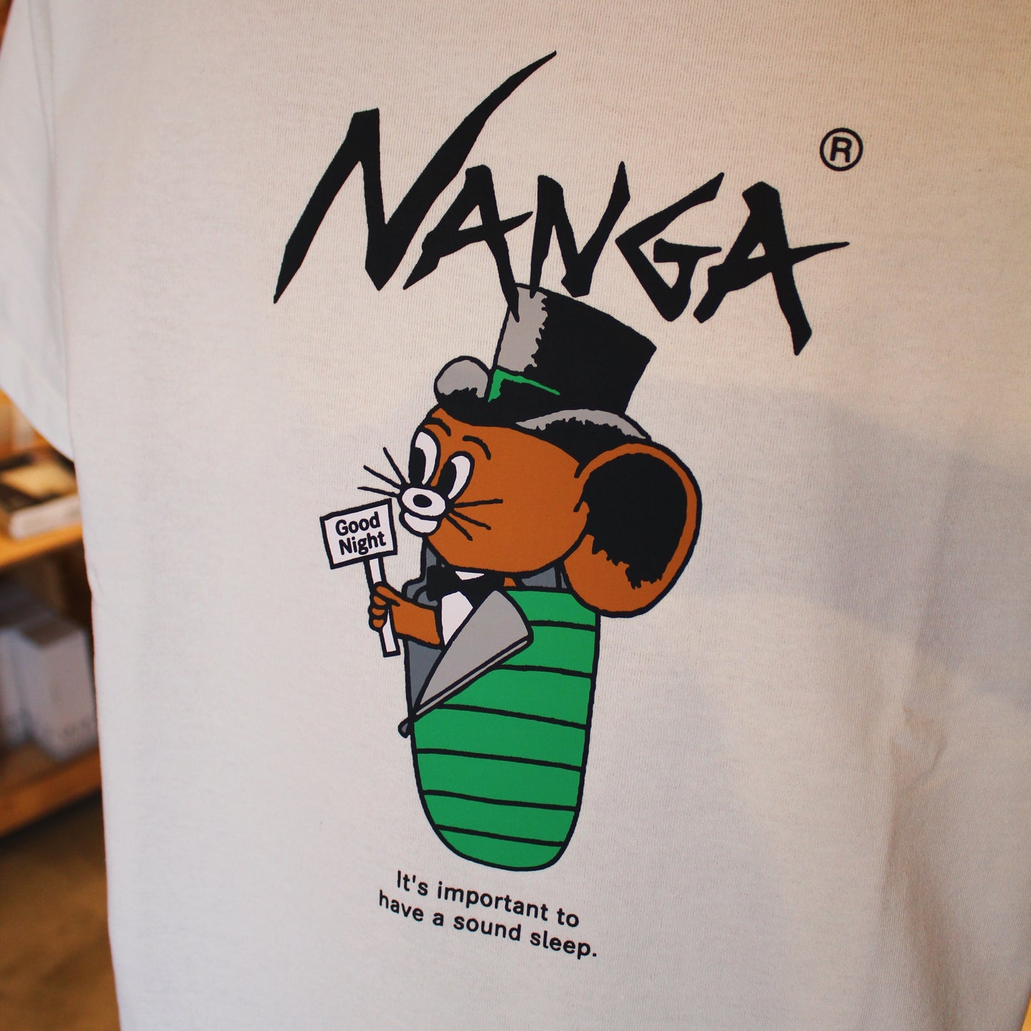 NANGA × JERRY UKAI ECO HYBRID SLEEPING JERRY MARQUEZ TEE