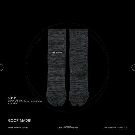 【GOOPiMADE】"GSP-01" GOOPiMADE Logo Tabi Socks Shadow