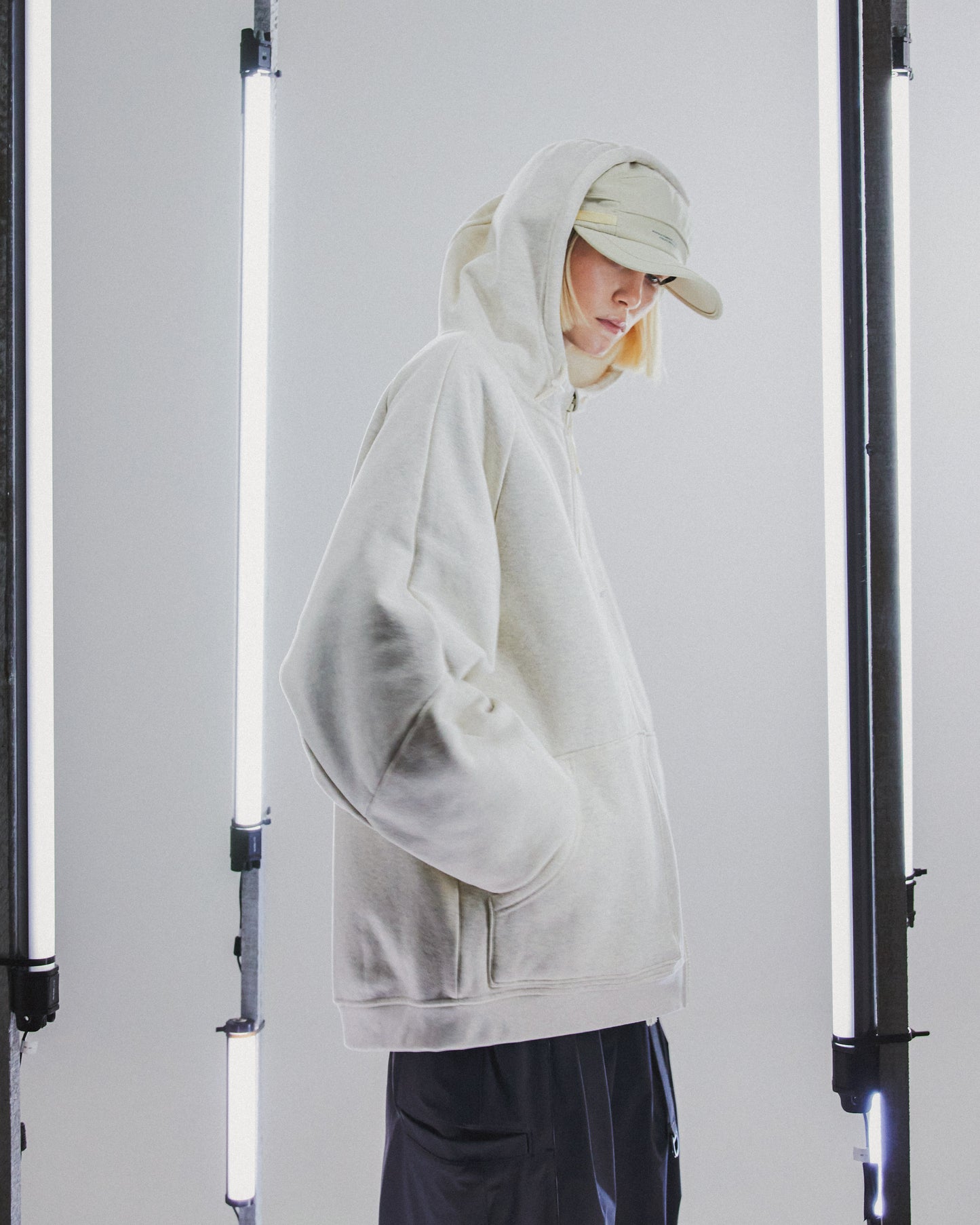 【GOOPiMADE x master-piece 】 “MEquip-H3“ Mantle Logo Hooded Sweat Jacket IVORY