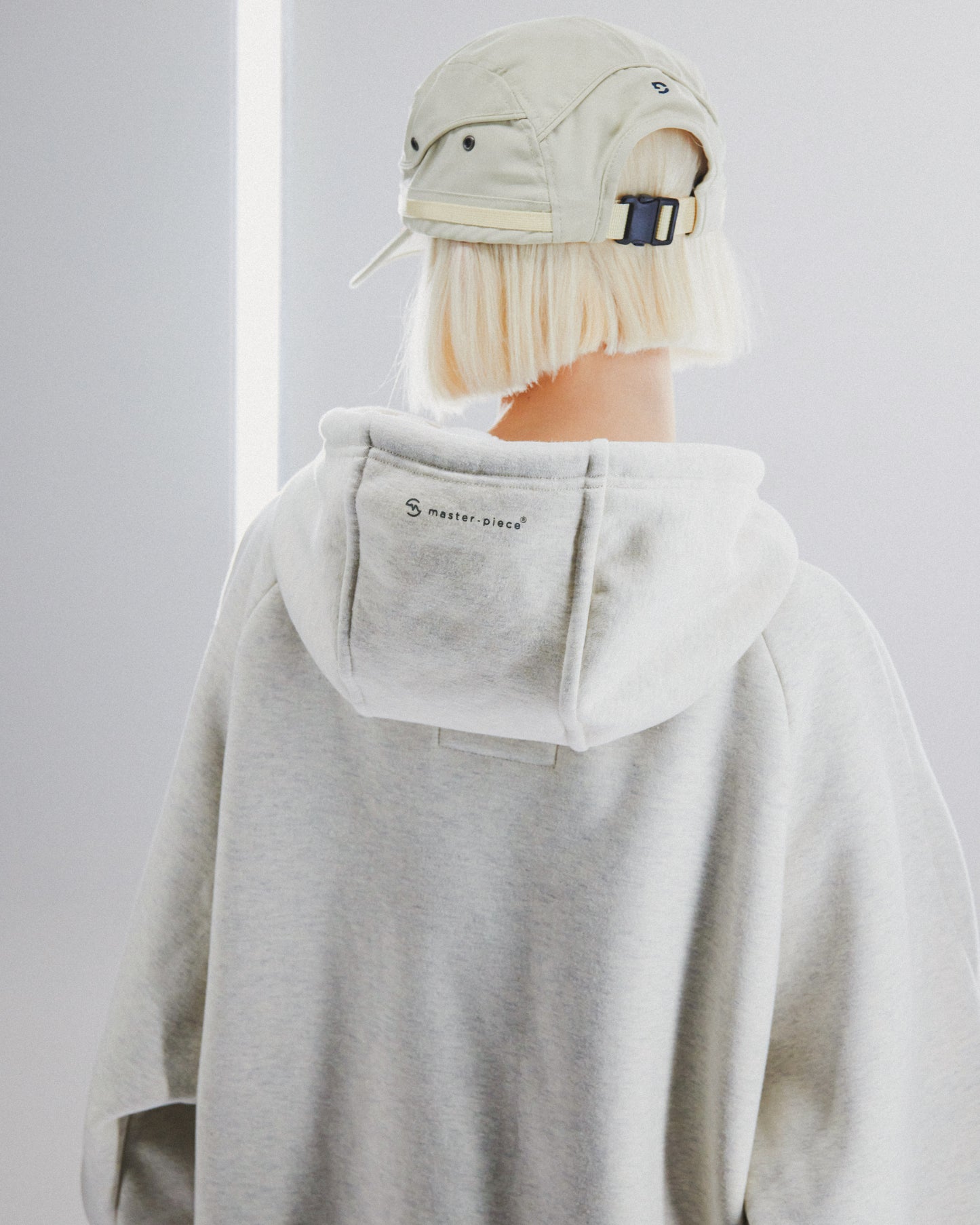 【GOOPiMADE x master-piece 】 “MEquip-H3“ Mantle Logo Hooded Sweat Jacket IVORY