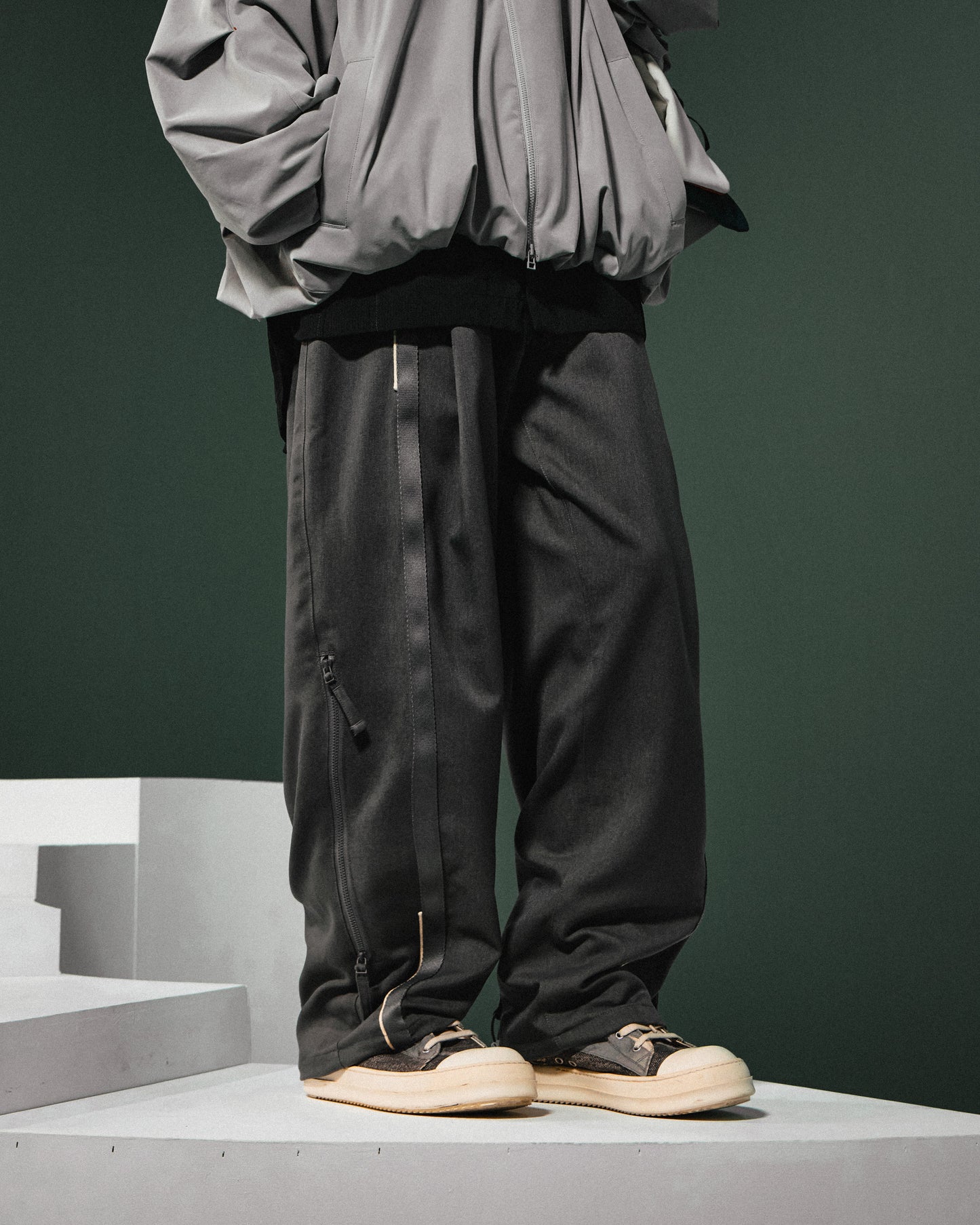 【GOOPiMADE】“MRZ-01” SOFTBOX Axis Track Pants L-Gray