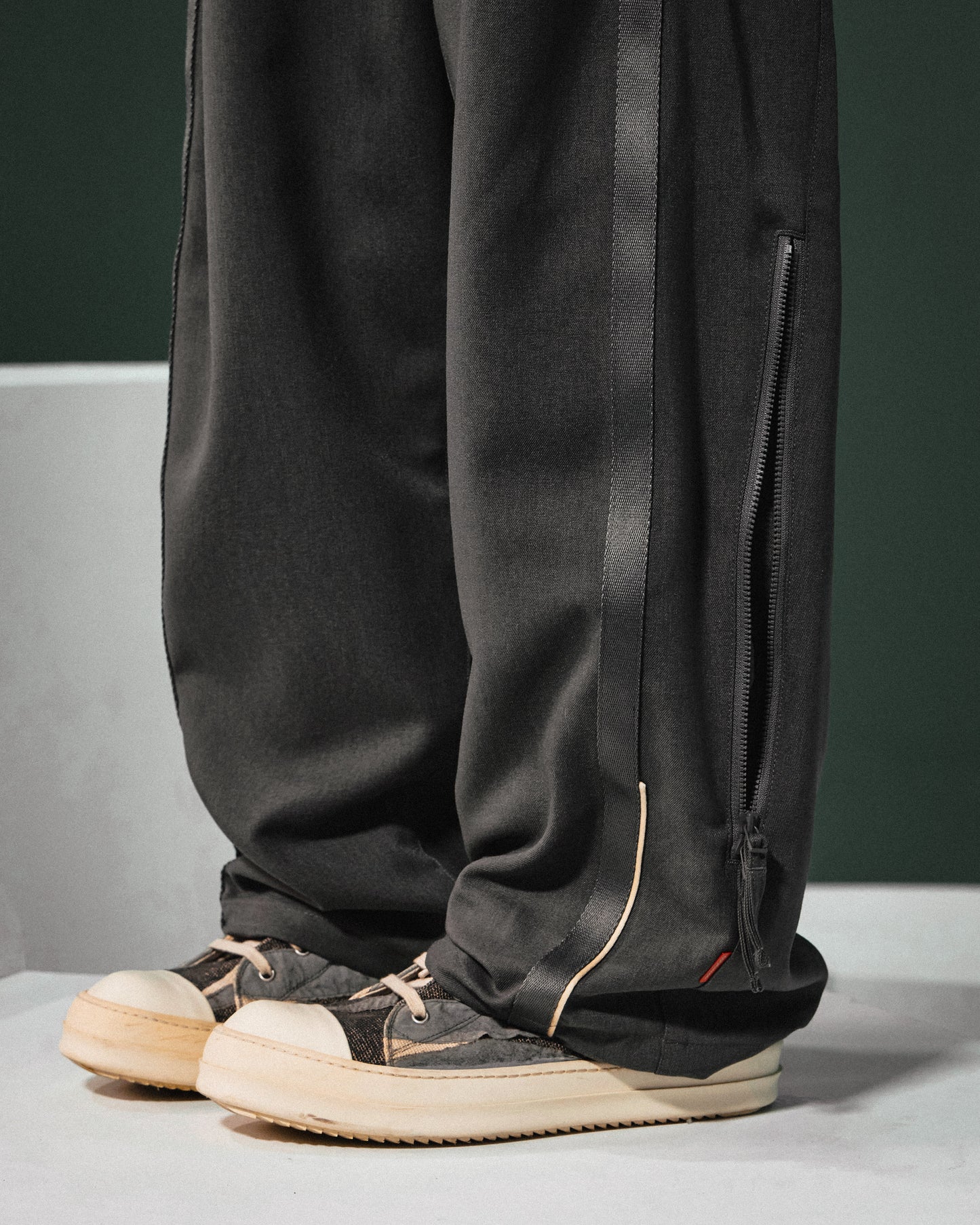 【GOOPiMADE】“MRZ-01” SOFTBOX Axis Track Pants L-Gray